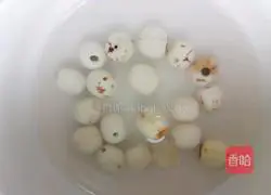 Illustration of how to make red dates and black rice porridge 3