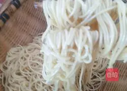 Illustration of how to make spicy and sour cold noodles 8