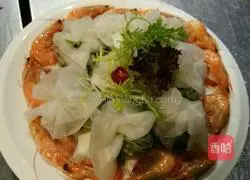 Illustration of how to make Vietnamese spring rolls wrapped with seasonal vegetables and prawns 11 