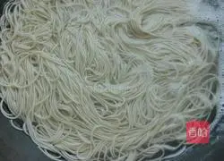 Illustration of how to make summer cold noodles 3