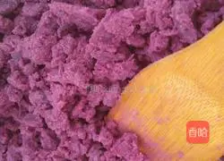 Illustration of how to make purple potato rose rolls 3