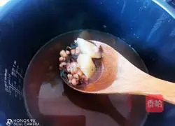 Illustration of how to make barley, yam and red date porridge 8