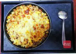 Illustration of making red sausage baked rice 17