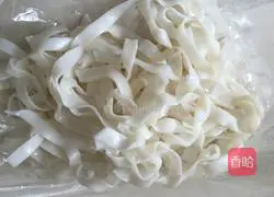 Illustration of how to make fried rice noodles with lean mushrooms and lean meat 1
