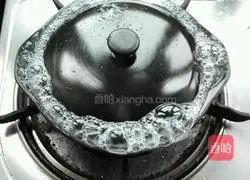 Illustration of how to make claypot rice with pork ribs in black bean sauce 10