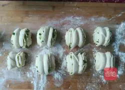 Illustration of how to make chive rolls 15