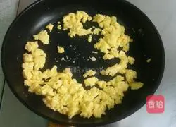 Illustration of how to make spring rolls with chives, eggs and vermicelli 9