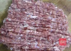 Illustration of how to make meat-filled spring rolls 3