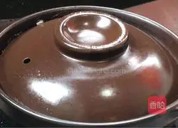 Illustration of how to make leftover clay pot rice 13