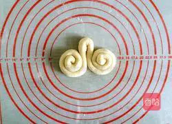 Illustration of how to make butterfly flower rolls 5