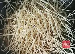 Illustration of home-style braised noodles 7