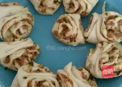 Illustration of how to make beef and chive rolls 11