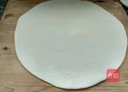 Illustration of how to make red oil flower rolls 3