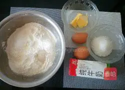 Illustration of how to make coconut milk-flavored flower rolls 1