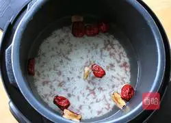 Illustration of how to make double-meter red date porridge 2