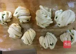 Illustration of how to make scallion rolls 6