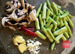 Illustration of how to make braised noodles with shredded chicken and beans 3