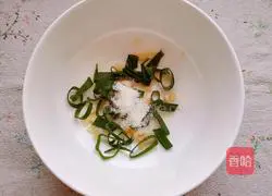 Illustration of how to make kimchi and sesame rice noodles 6