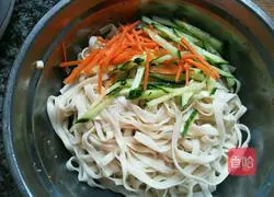 Illustration of how to make saliva cold noodles 8