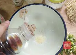 Illustration of Li's homemade spicy rice noodles 5