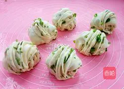 Illustration of how to make scallion rolls 18