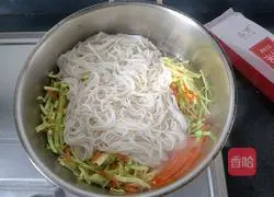 Illustration of how to make fried vegetarian rice noodles 8