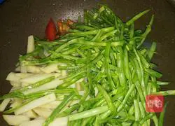 Illustration of making braised beans and noodles 4