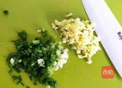 Illustration of how to make mushroom, carrot and chicken porridge 8