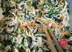 Illustration of how to make shredded chicken spring rolls 5