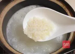 Illustration of how to make mustard greens and preserved vegetable porridge 3