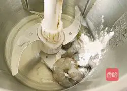 Illustration of how to make nutritious rice cereal with shrimp balls (baby food supplement) 3