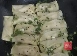 Illustration of how to make corn and meat pot stickers 15