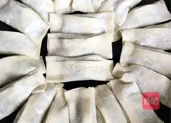 Illustration of how to make pot stickers 3