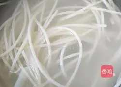 Illustration of how to make spicy chicken rice noodles 1