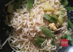 Illustration of Bean and Potato Braised Noodles 11