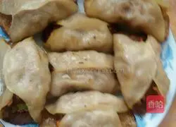 Illustration of how to make diced mutton and carrot pot stickers 8