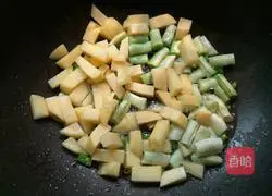 Illustration of how to make stewed rice with potatoes and beans 5