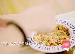 Illustration of how to make salmon rice balls 3