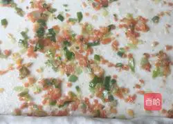 Illustration of how to make two-color flower rolls 4