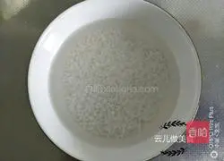 Illustration of how to make sesame, seaweed and vegetable rice balls 1