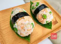 Illustration of how to make salmon and sesame rice balls 7