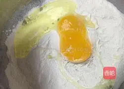 Illustration of how to make fried banana spring rolls 1