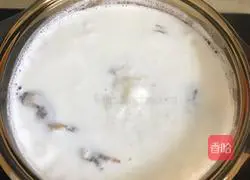 Illustration of how to make seafood milk porridge 4