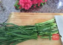 Illustration of how to make scallops, three fresh chives box 7