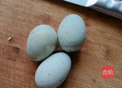 Illustration of how to make preserved egg and lean meat porridge 3