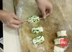 Illustration of how to make scallion rolls 10
