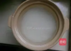 Illustration of how to make carrot and lean meat claypot rice 1