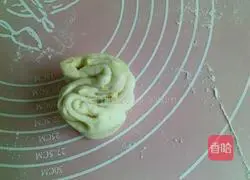 Illustration of how to make homemade onion rolls 8
