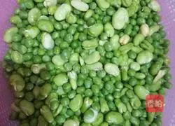 Illustration of how to make broad bean and pea stewed rice 1