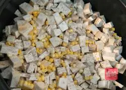 Taro Illustration of how to make claypot rice with spareribs 4